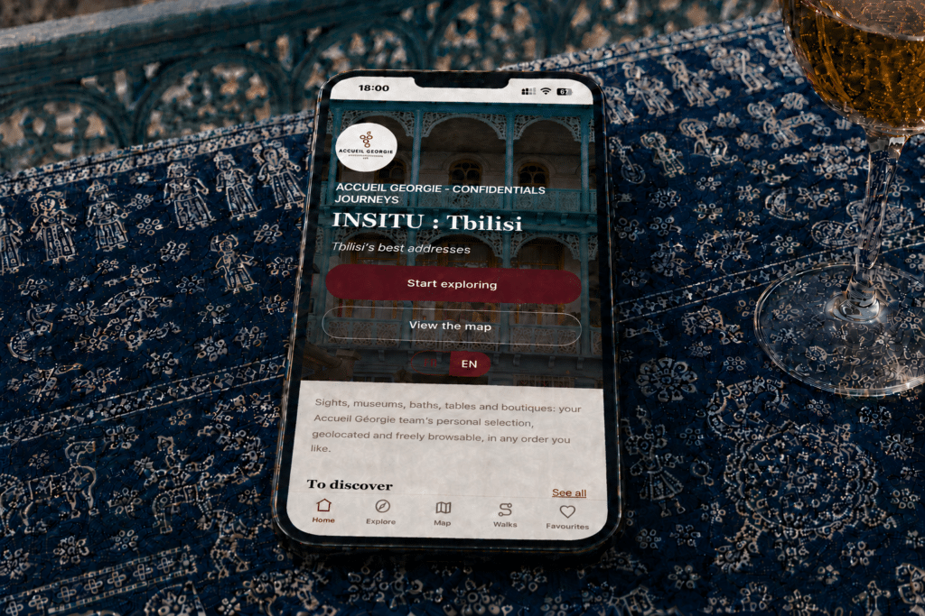 INSITU Tbilisi, Accueil Georgie's private interactive guide, on a phone resting on a lurji supra tablecloth